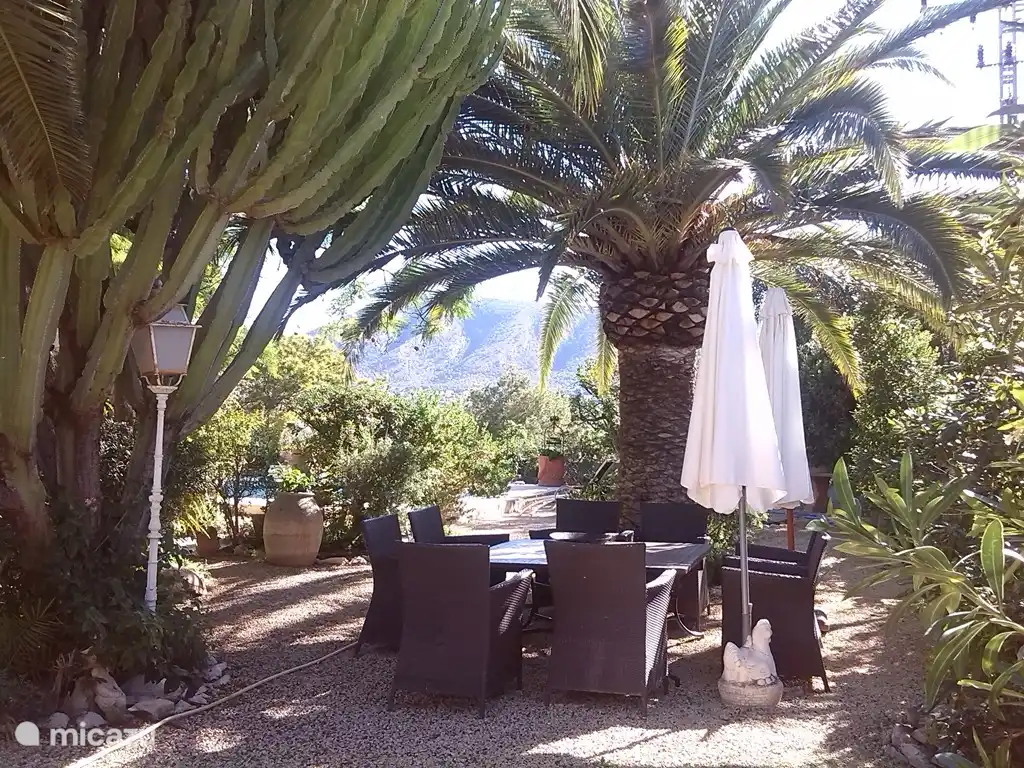 Coin salon de la piscine