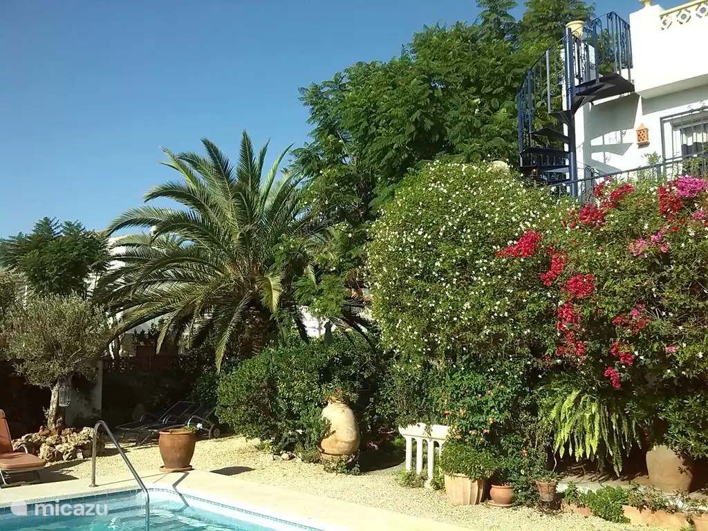 Vue sur le jardin ouest depuis la piscine