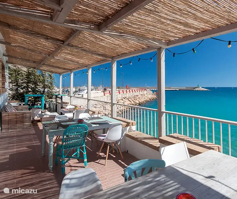 Een van de restaurants, Cala Bandida,  in de haven