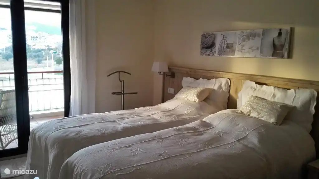 Slaapkamer grenzend aan balkon. 