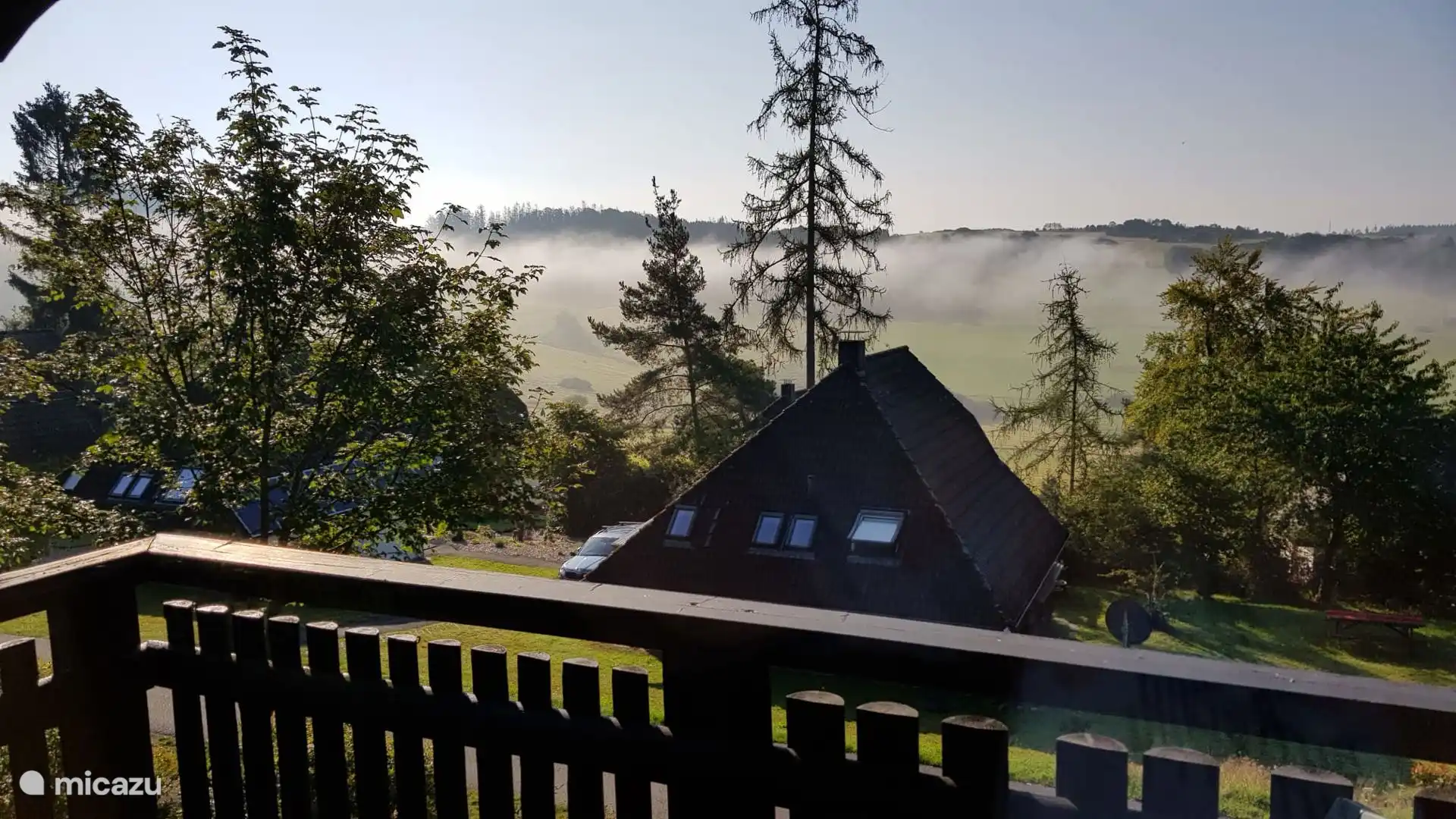 Wijdse blik op Nationaal Park Kellerwald-Edersee vanaf balkon