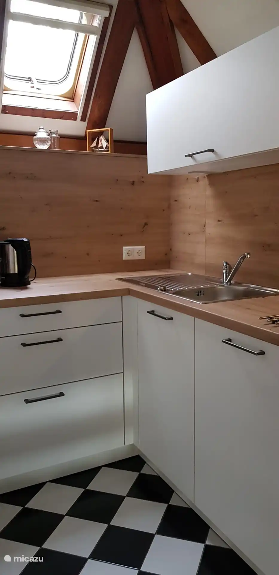  L-förmige offene Küche mit Kühlschrank, Induktionskochfeld und Dunstabzugshaube, Backofen und Geschirrspüler