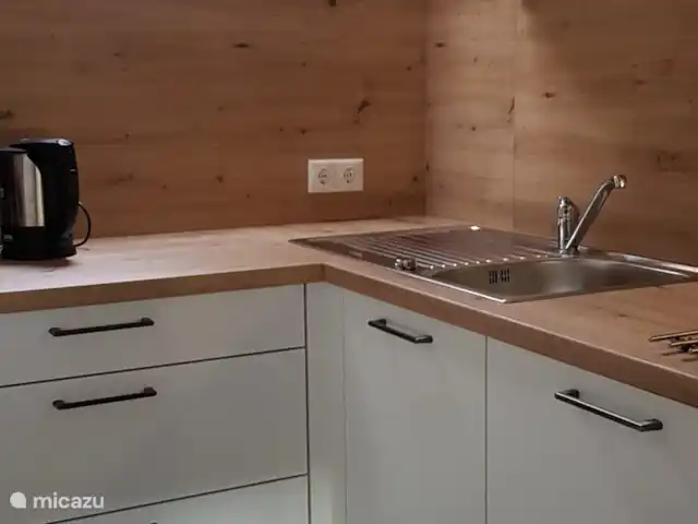 Wanderlust, une vue large! | Allemagne, Sauerland, Frankenau - maison de vacances  Cuisine ouverte en L avec réfrigérateur, plaque à induction et hotte aspirante, four et lave-vaisselle