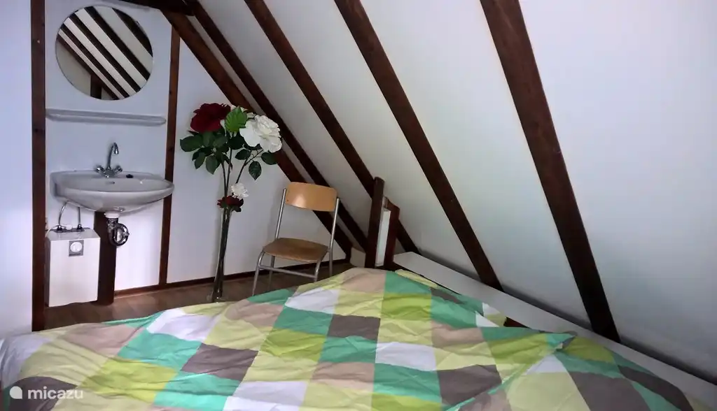 Schlafzimmer mit Heizung, bequeme Betten, gute Matratzen, verstellbare Latten, Bettdecken. Spüle mit Warmwasser, Beleuchtung, Steckdose. Panoramablick von den Balkonen.