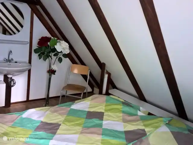 Wanderlust, une vue large! | Allemagne, Sauerland, Frankenau - maison de vacances Chambre avec chauffage, lits confortables, bons matelas, sommier à lattes réglables, couettes. Lavabo avec eau chaude, éclairage, prise murale. Large vue depuis le balcon.