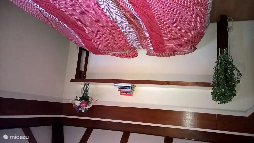 Schlafzimmer mit Heizung, bequeme Betten, gute Matratzen, verstellbare Latten, Bettdecken. Getrennte Schlafzimmer Toilette mit Heizung Waschbecken, Spiegel und Steckdose.