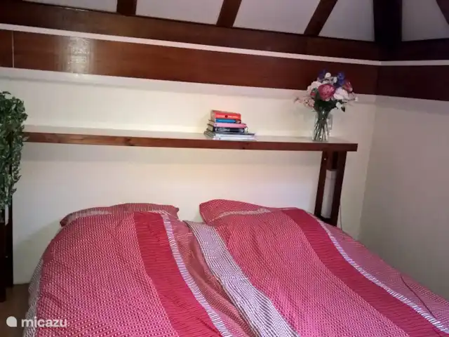 Wanderlust, une vue large! | Allemagne, Sauerland, Frankenau - maison de vacances Chambre avec chauffage, lits confortables, bons matelas, sommier à lattes réglables, couettes. Toilettes séparées de la chambre avec lavabo chauffant, miroir et prise murale.
