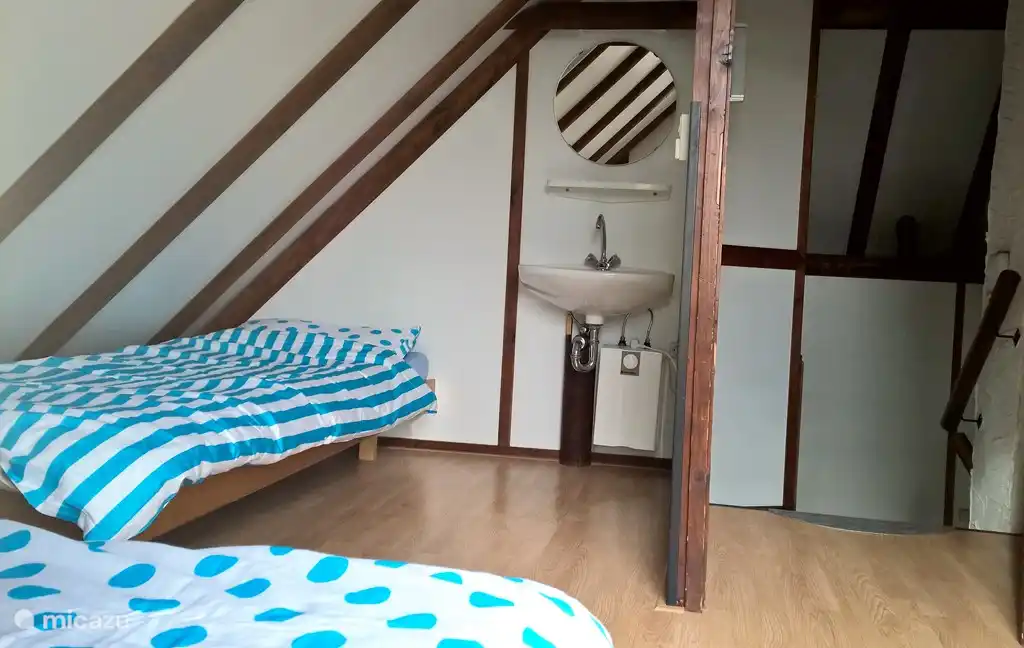 Schlafzimmer mit Heizung, bequeme Betten, gute Matratzen, verstellbare Latten, Bettdecken. Spüle mit Warmwasser, Beleuchtung, Steckdose. Panoramablick von den Balkonen.