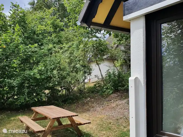 Wanderlust, une vue large! | Allemagne, Sauerland, Frankenau - maison de vacances Sur le côté se trouve une table de pique-nique sur une pelouse abritée par des arbres et des arbustes, où vous pourrez profiter du calme et de la beauté que cette maison de vacances a à offrir sans être dérangée. A l'arrière se trouve un terrain de jeux où les enfants peuvent jouer librement