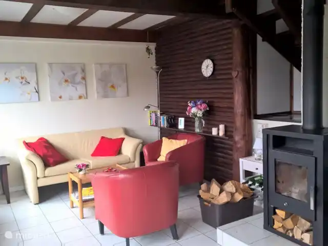 Wanderlust, une vue large! | Allemagne, Sauerland, Frankenau - maison de vacances Coin salon élégant avec poêle à bois