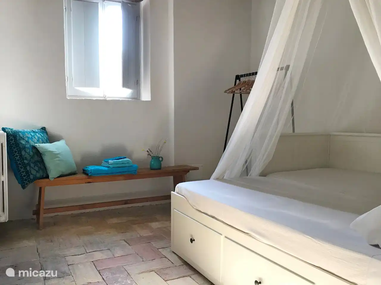 Dormitorio en planta baja para 2 personas.