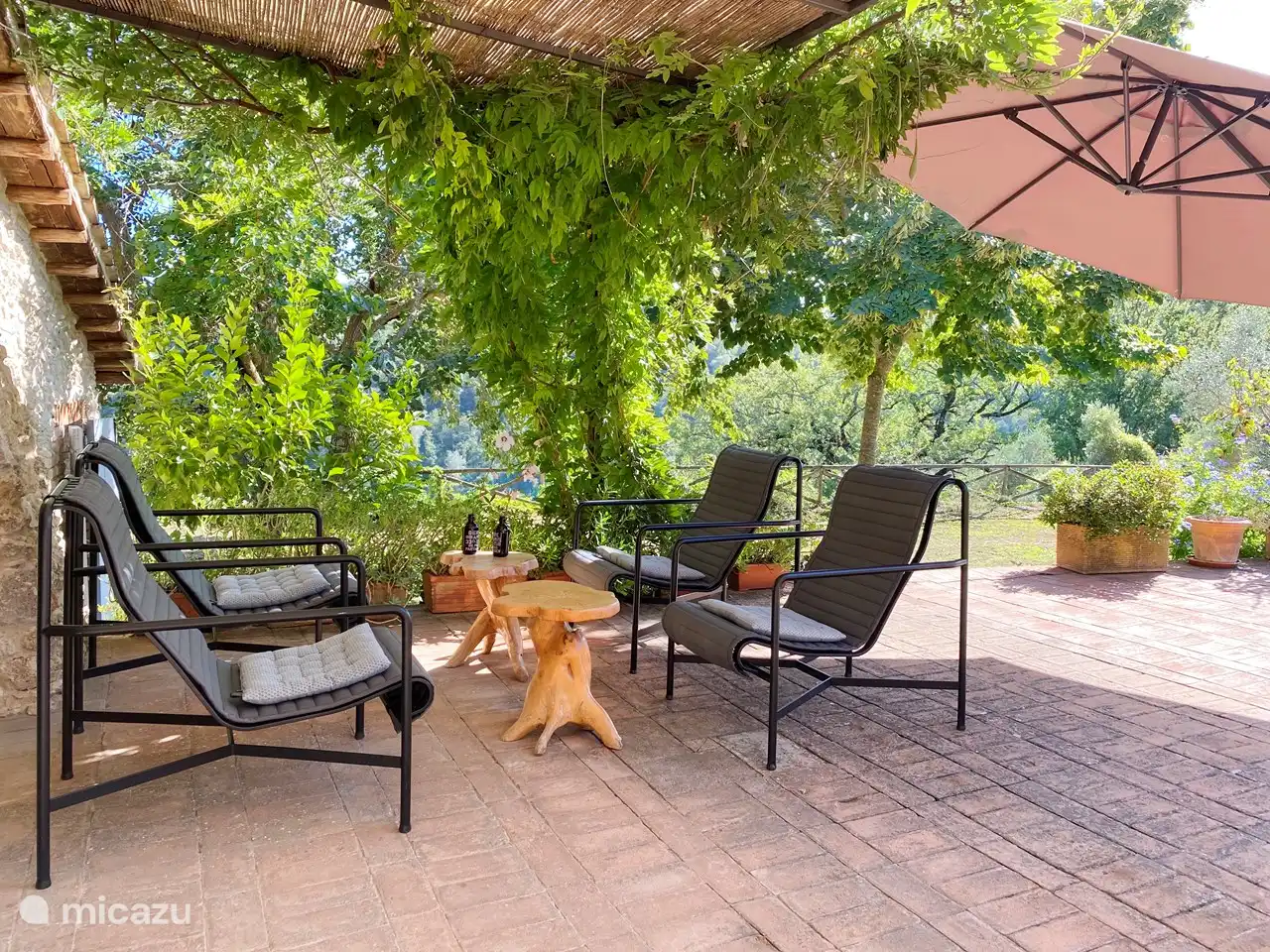 Terraza parcialmente cubierta en la parte trasera de Casa Elide