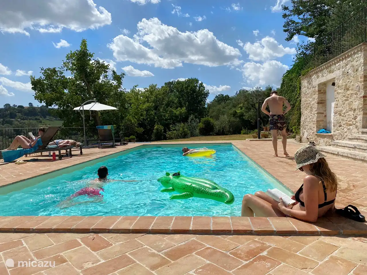 diversión en la piscina
