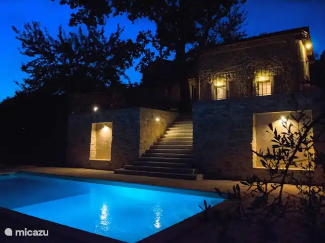 Casa Elide | Italie, Le Latium, Montebuono - villa Piscine à la tombée de la nuit, avec le studio en arrière-plan