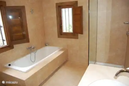 Vakantiehuis Spanje, Andalusië, Montefrio villa Las Pilas de la Dehesa badkamer 1