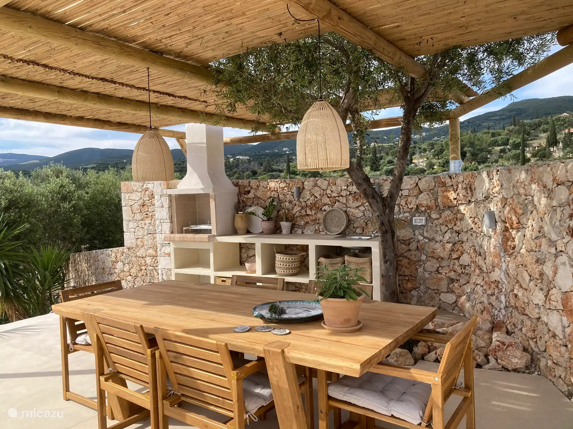 Buitenkeuken BBQ en eettafel