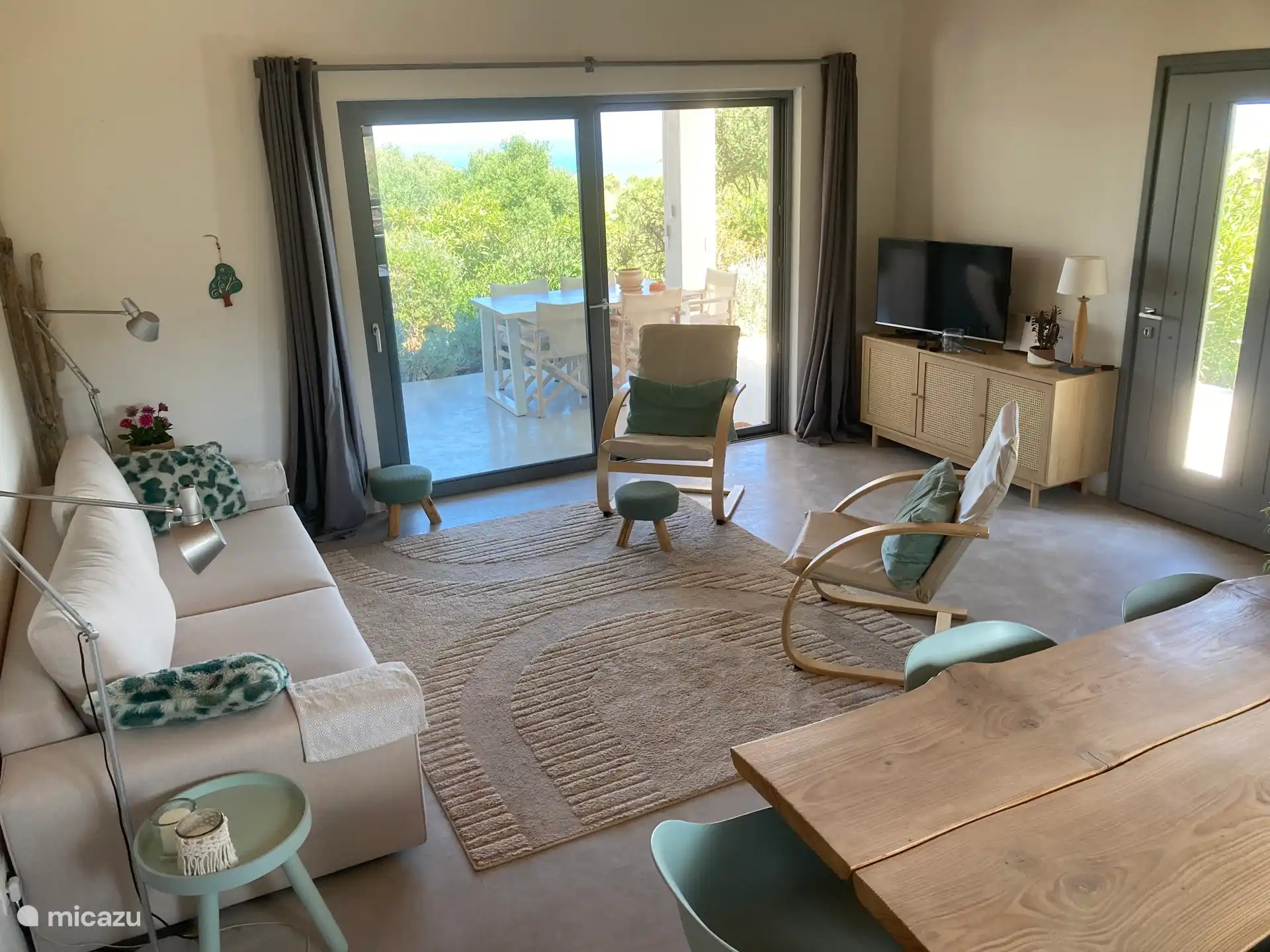 Woonkamer met schuifdeur naar de patio