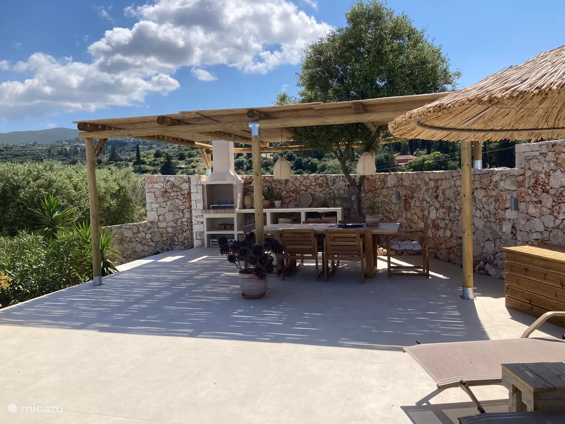 Buitenkeuken en uitzicht op de bergen