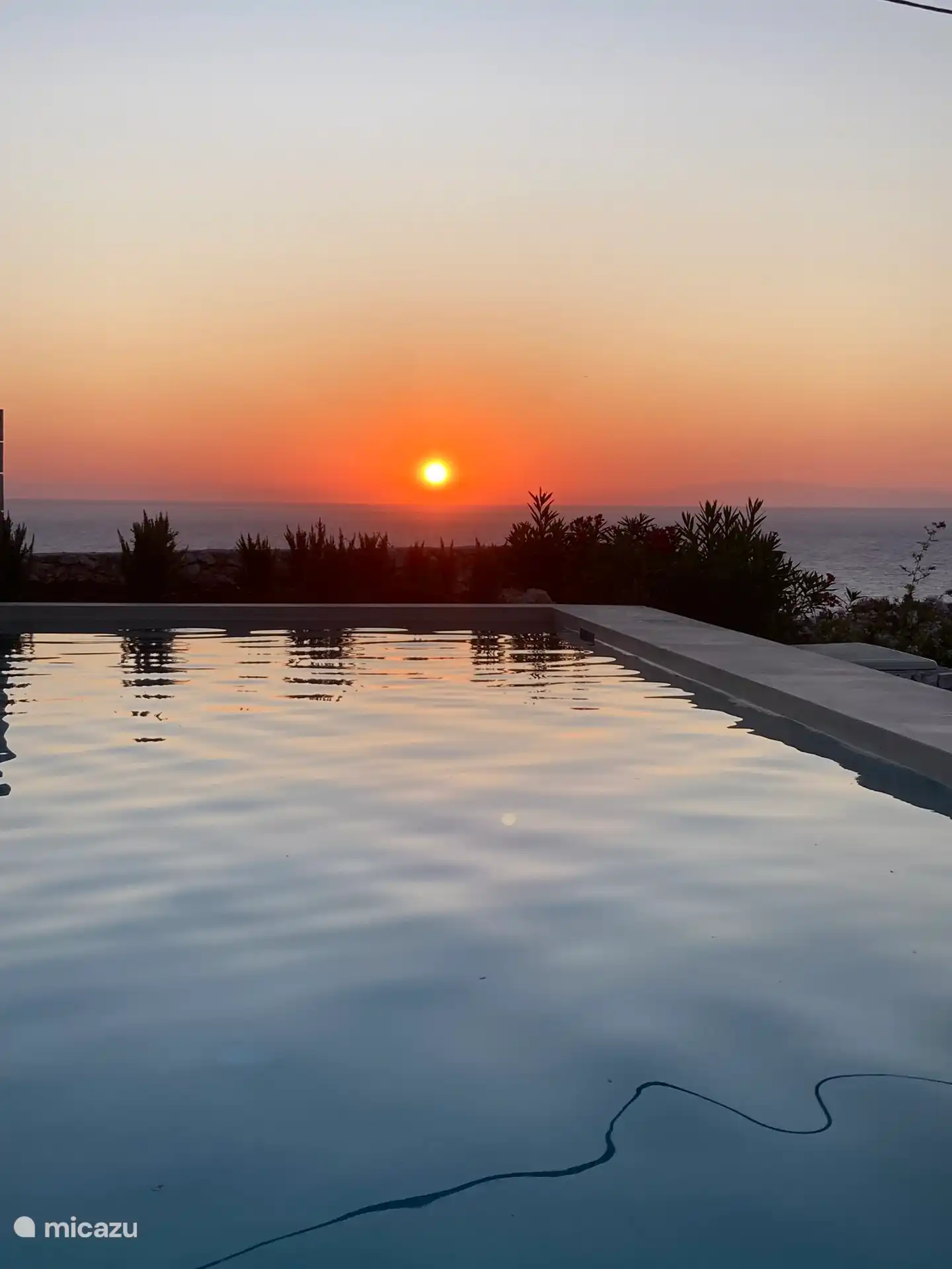 Zonsopgang boven het zwembad. 