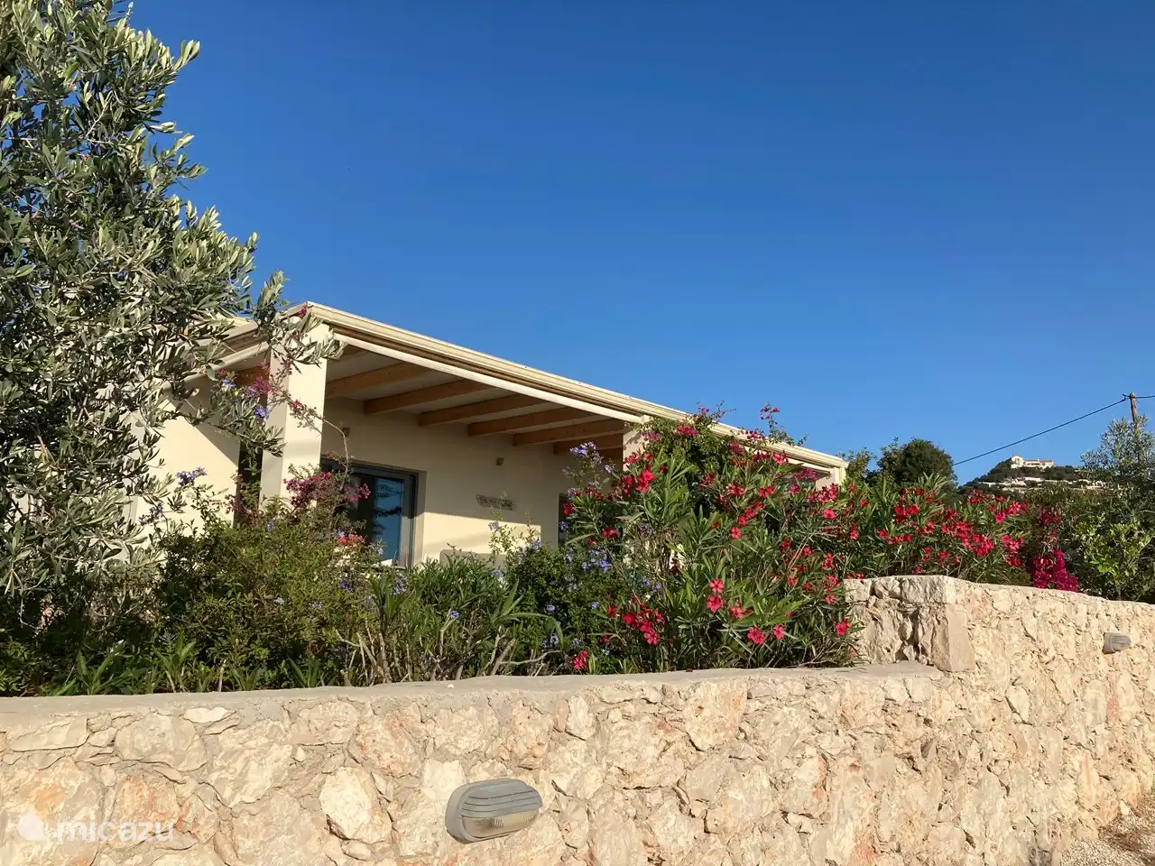 Zijaanzicht van de villa.