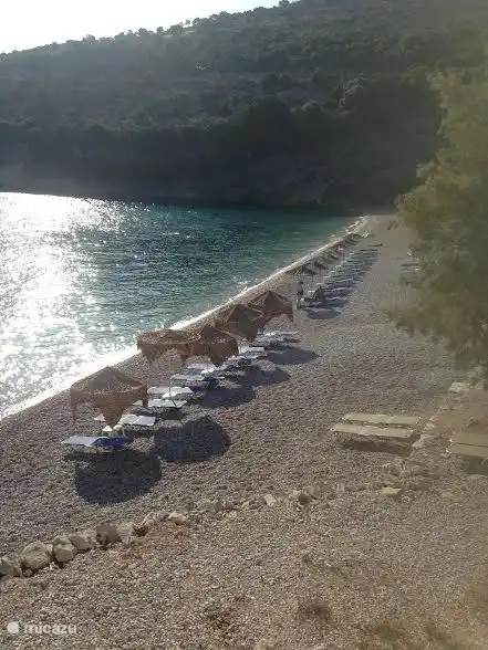 En ook dit grotere strandje vlakbij....