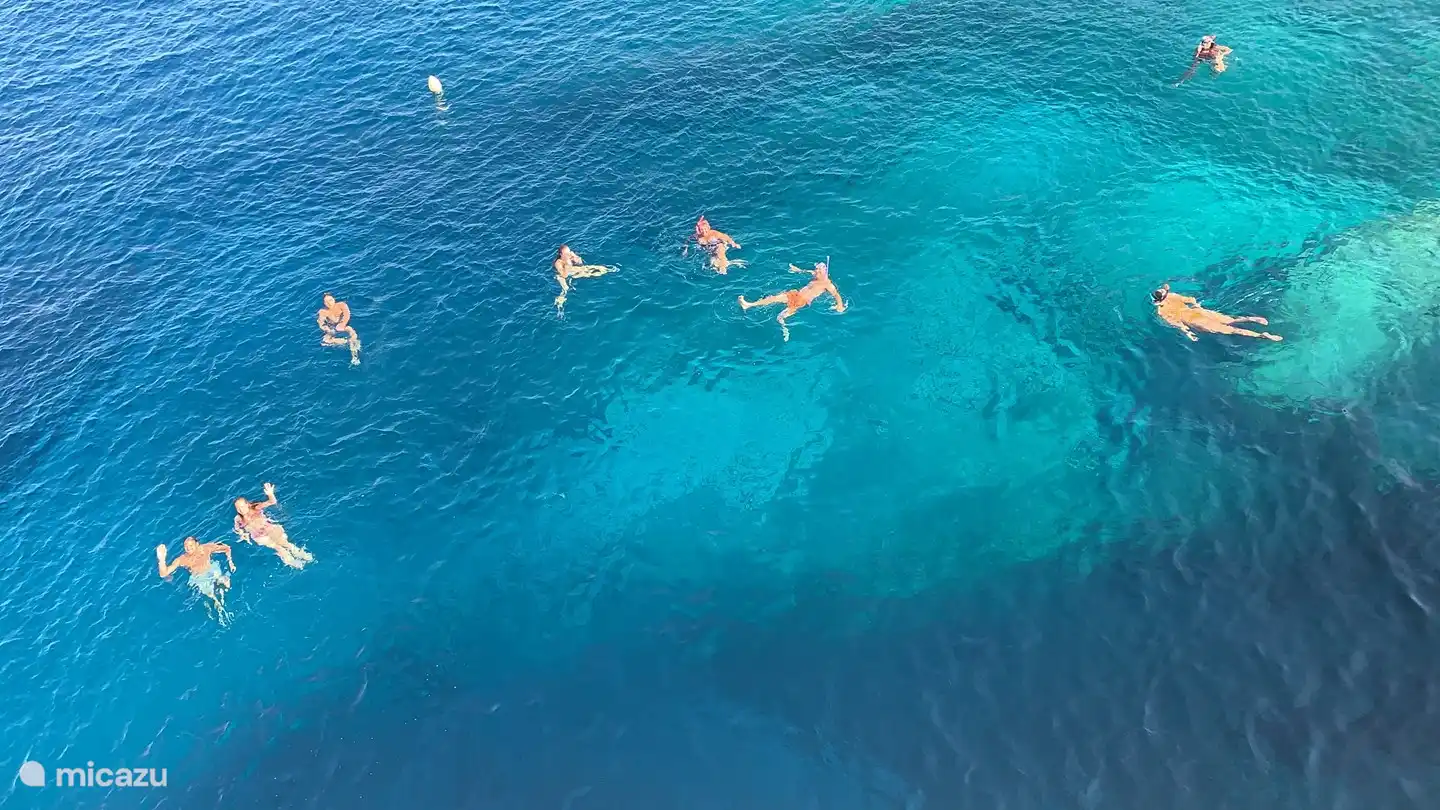 Zwemmen en snorkelen bij de grotten.