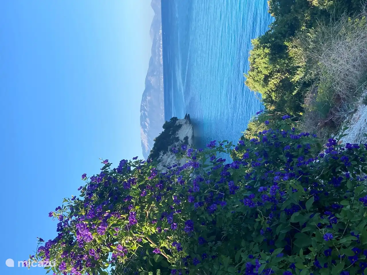 Kustlijn vlak bij de Villa.