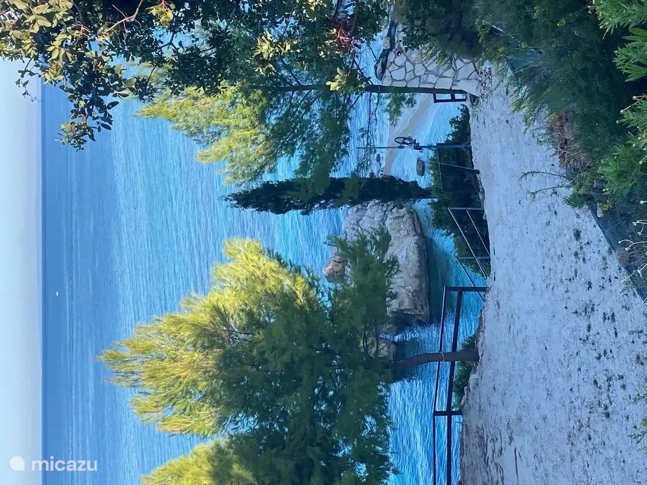 Overal langs de kust verrassende uitzichten en trappen naar strandjes en baaitjes.