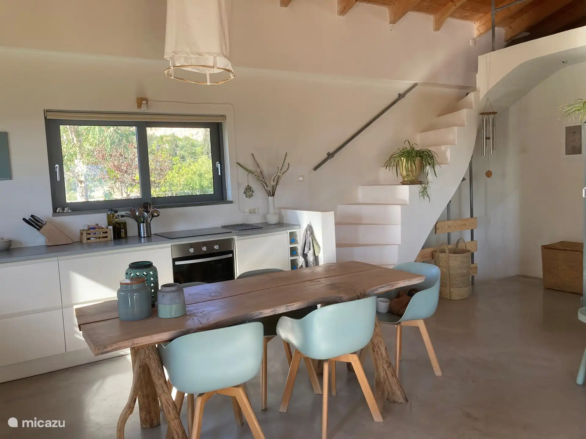 Keuken en trap naar de loft