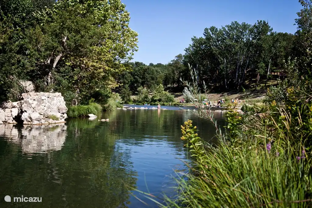 Fluss la Cèze ist in 5 min zu Fuß zu erreichen.