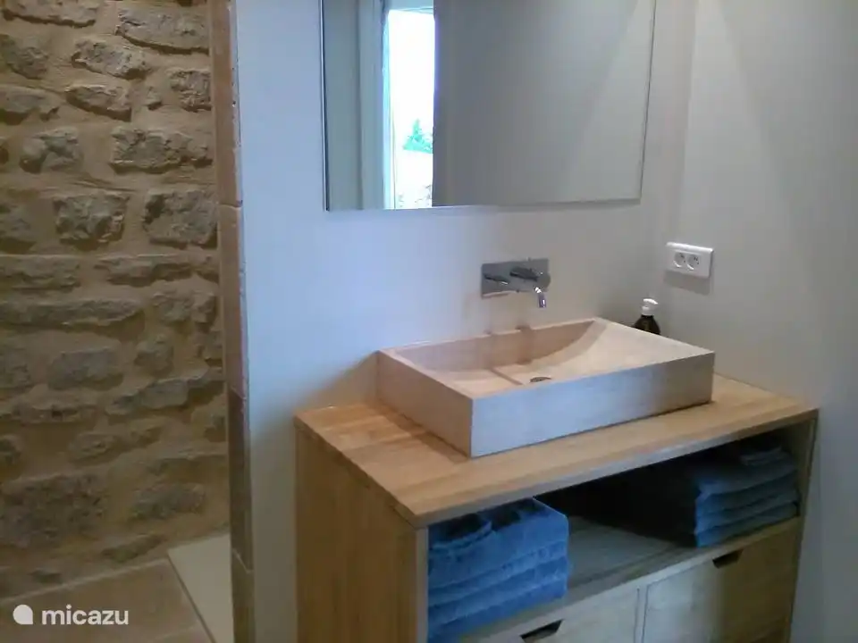 Gemütliches Bad, Dusche und Waschbecken