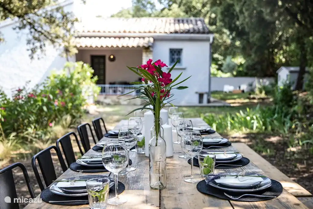 Esstisch für mindestens 10 Personen.