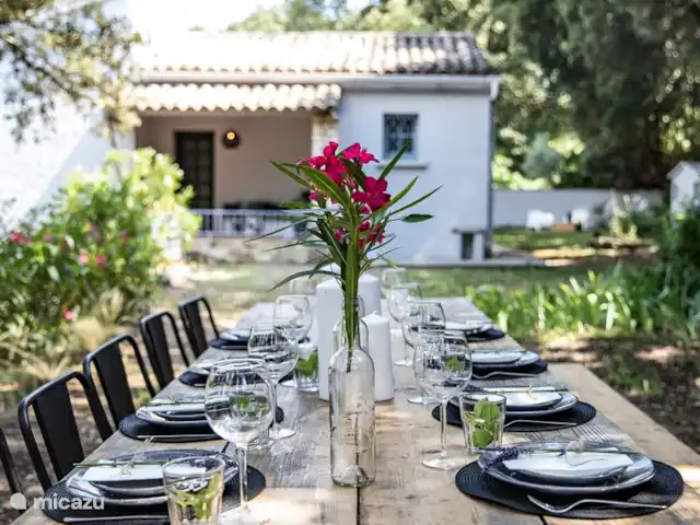 Villa Lys | France, Gard, La Roque-sur-Cèze - villa Table à manger spacieuse pour au moins 10 personnes.