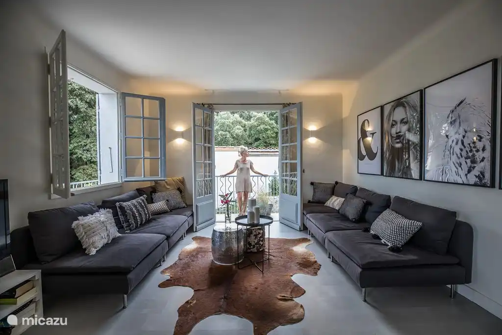 Gemütliches Wohnzimmer mit zwei großen Sofas