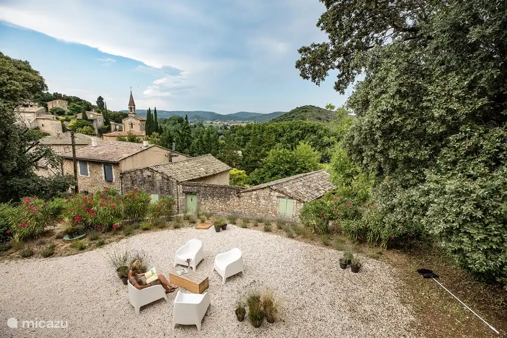 1 der Sitzbereiche außerhalb