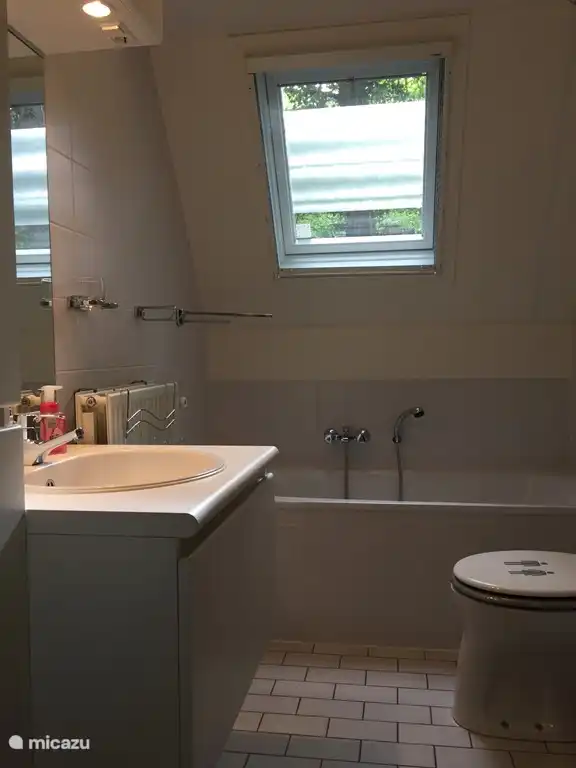 Badezimmer mit Waschbecken, Badewanne, WC.