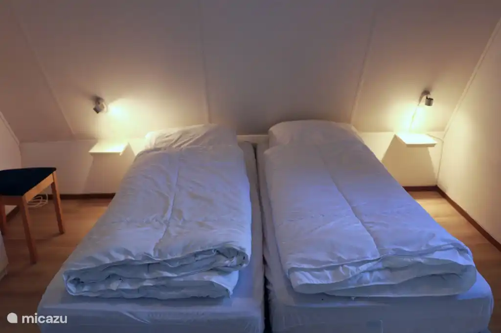 das Schlafzimmer im Obergeschoss mit einem Doppelbett