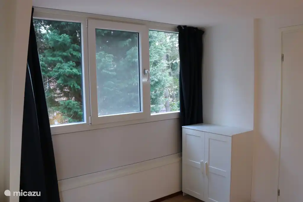 Schlafzimmer im Obergeschoss mit Doppelbett.