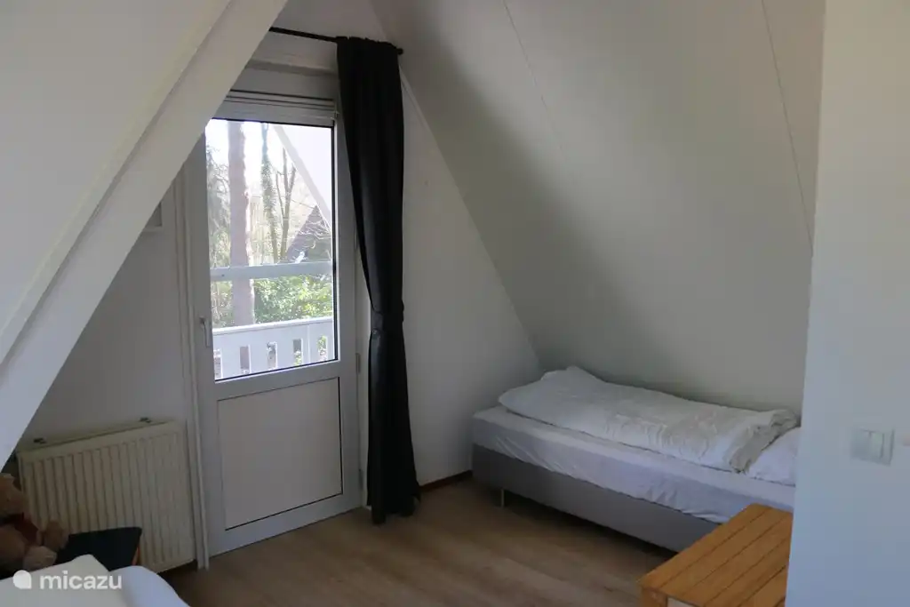 Das Schlafzimmer im Obergeschoss, Balkon mit 2 Einzelbetten