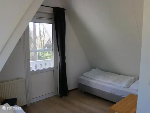 Calluna 151 en Países Bajos, Güeldres, Harfsen - casa vacacional el dormitorio de arriba, lado del balcón con 2 camas individuales