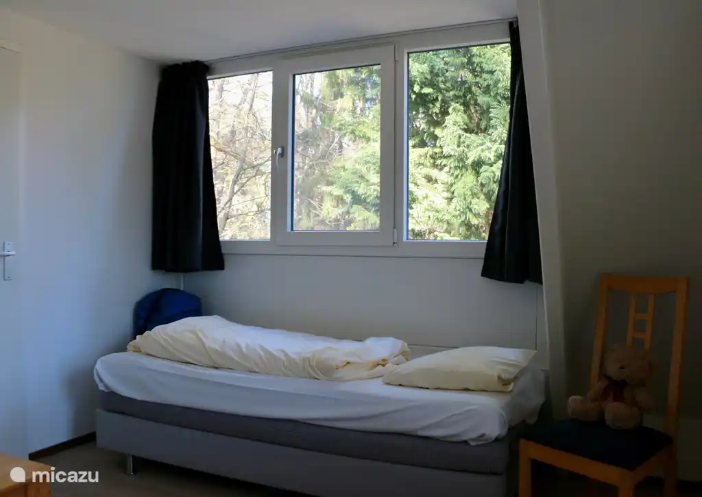 Schlafzimmer im Obergeschoss auf der Balkonseite mit 2 Einzelbetten.