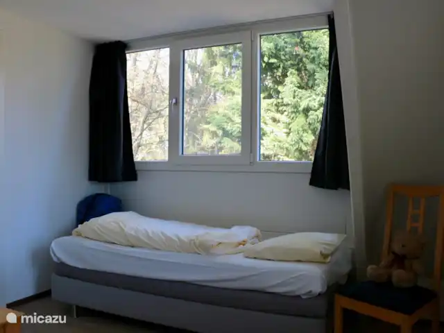 Calluna 151 en Países Bajos, Güeldres, Harfsen - casa vacacional dormitorio de arriba en el lado del balcón, con 2 camas individuales.