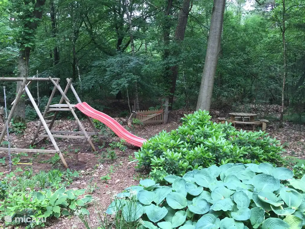 Spielplatz mit Rutsche und Schaukel.