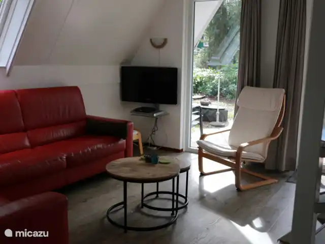Calluna 151 en Países Bajos, Güeldres, Harfsen - casa vacacional la sala de estar con una hermosa vista al jardín