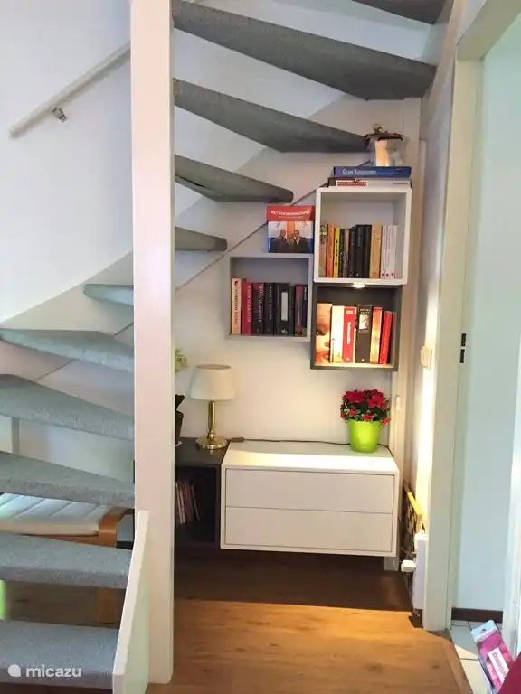 Kleine Bibliothek mit Spielen.