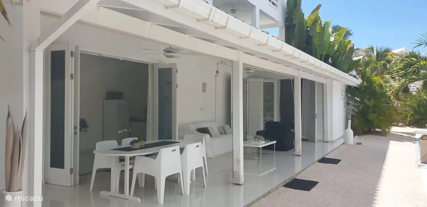 De ruime porch is voorzien van zonneschermen voor meer privacy.