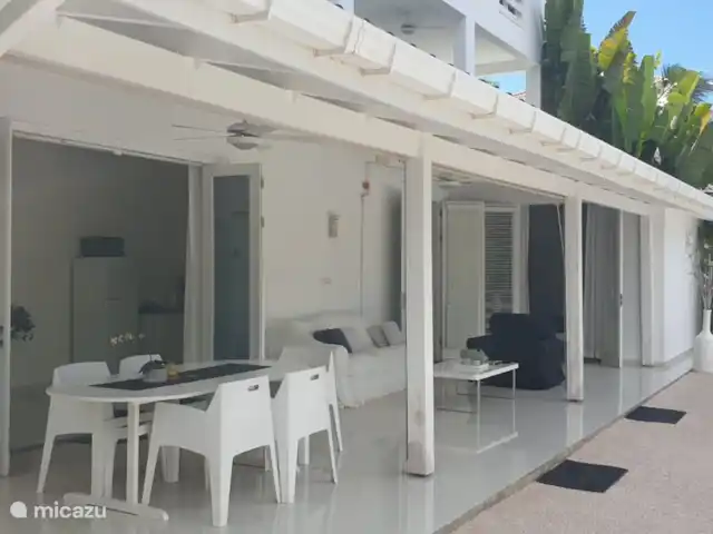 Appartement 'C' JAN THIEL TOUT COMPRIS !! | Curaçao, Banda Ariba (est), Jan Thiel - appartement Le porche spacieux est équipé d'auvents pour plus d'intimité.