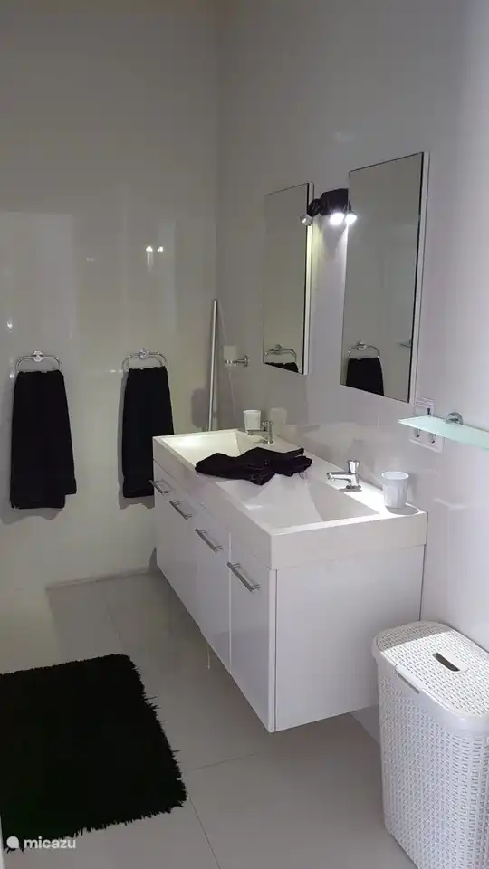 Zeer ruime, luxe badkamer