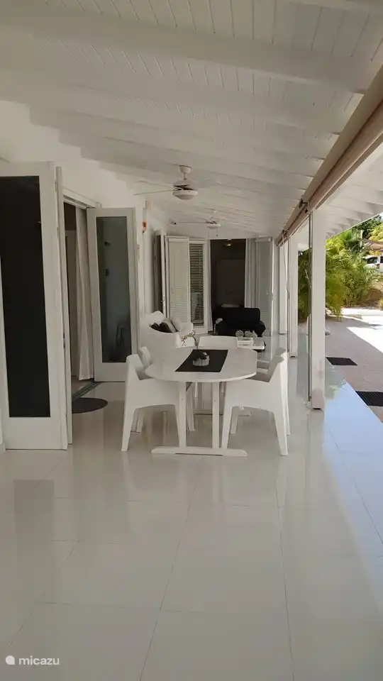 Groot overdekt terras inclusief zonneschermen 