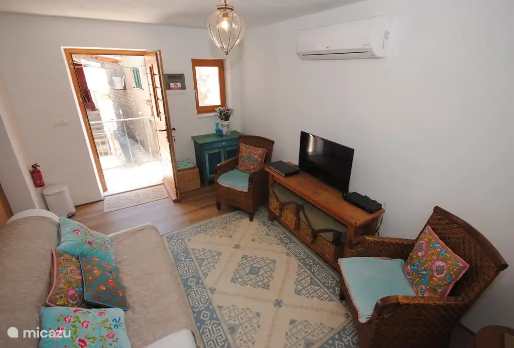 El primer piso es una amplia sala de estar en la que el sofá para 2 personas se puede plegar y convertir en una cama.